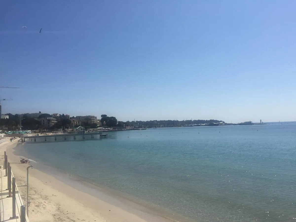 Grand Studio 7 Minutes De La Plage Et Climatise Sur Juan Les Pins Antibes 0*,  France
